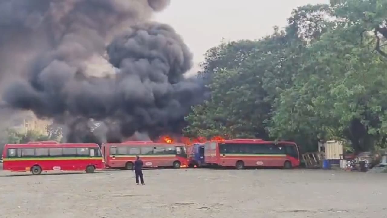 सायनच्या अणिक डेपोत भीषण आग, १० बेस्ट बसेस जळून खाक