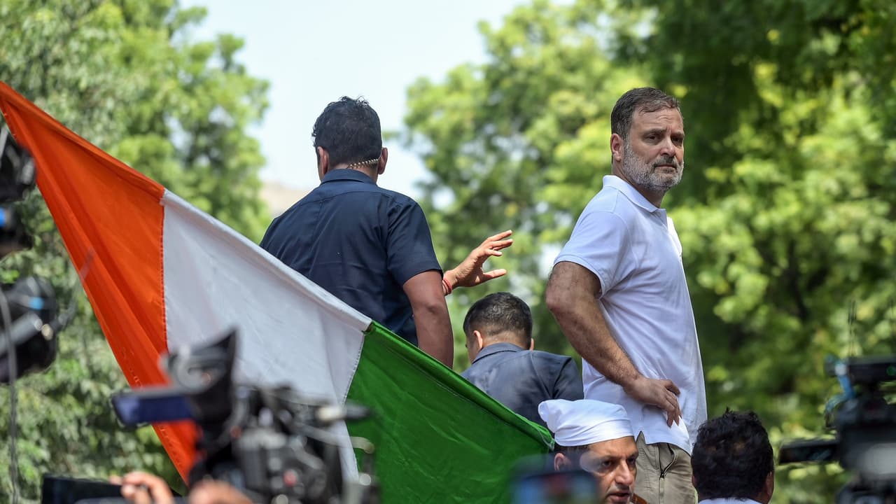జంతర్ మంతర్ వద్ద విపక్ష ఎంపీల అరెస్ట్, ఉద్రిక్తత