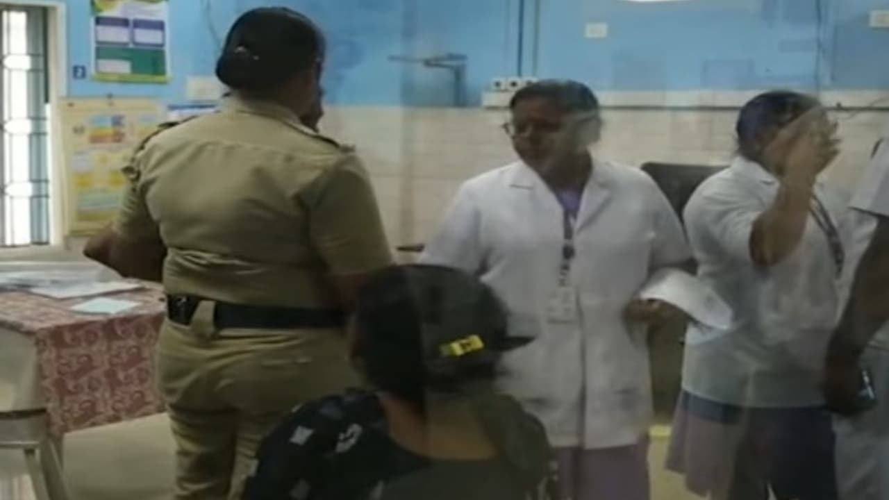 വാട്സാപ്പ് ഡിലീറ്റ് ചെയ്ത ആറു വയസുകാരിക്ക് അമ്മയുടെ ക്രൂരമർദനം, ബാലാവകാശ കമ്മിഷൻ കേസെടുത്തു