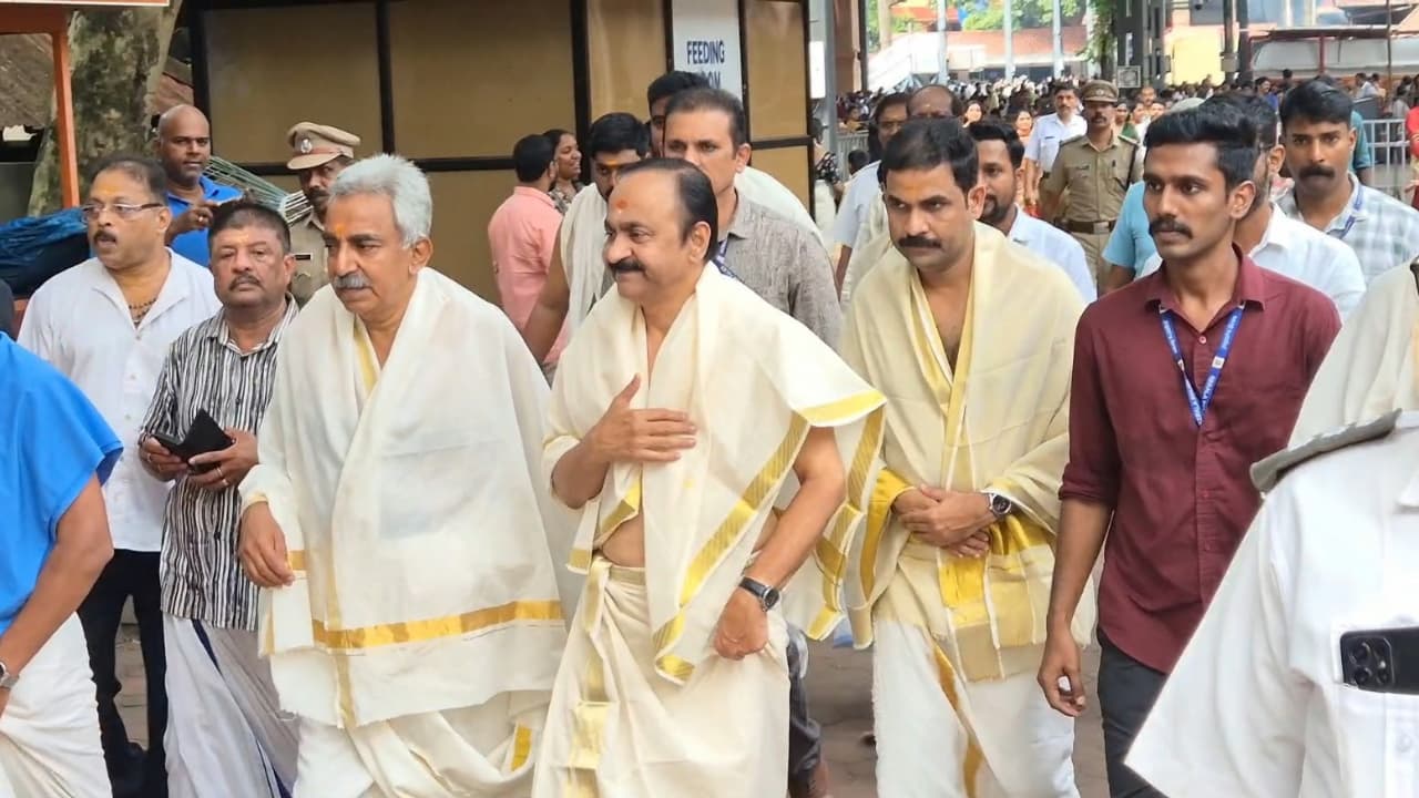 ഗുരുവായൂർ ദർശനം നടത്തി മുഖ്യമന്ത്രി; പ്രത്യേക പരിഗണനകൾ ഒഴിവാക്കി നെയ്വിളക്കും തുലാഭാരവും വഴിപാട് നടത്തി മടക്കം