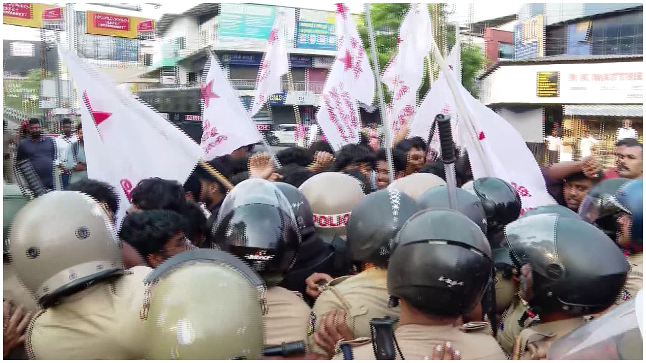 ദില്ലിയിലെ അറസ്റ്റിൽ പ്രതിഷേധിച്ച് പാലക്കാട് റെയിൽവേ സ്റ്റേഷനിലേക്ക് എസ്എഫ്ഐ പ്രതിഷേധം, സംഘർഷഭരിതം; ശിവപ്രസാദ് അടക്കമുള്ളവരെ ബലംപ്രയോഗിച്ച് നീക്കി