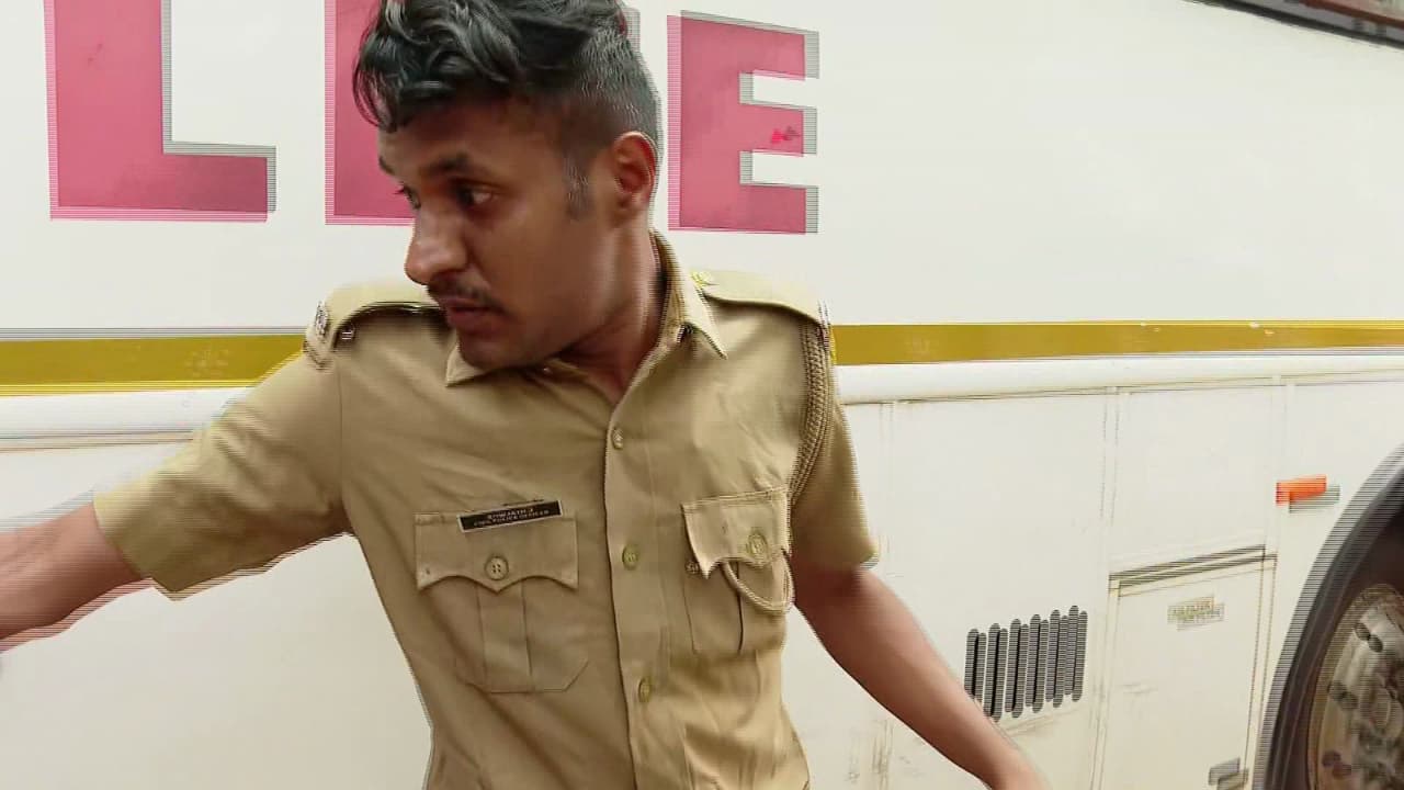 പാലക്കാട്ട് എസ്എഫ്ഐ മാർച്ചിനിടെ മദ്യപിച്ചെത്തി മർദിച്ചെന്ന് പരാതി; മദ്യപിച്ചതായി തെളിഞ്ഞതോടെ പൊലീസ് ഉദ്യോഗസ്ഥന് സസ്പെൻഷൻ