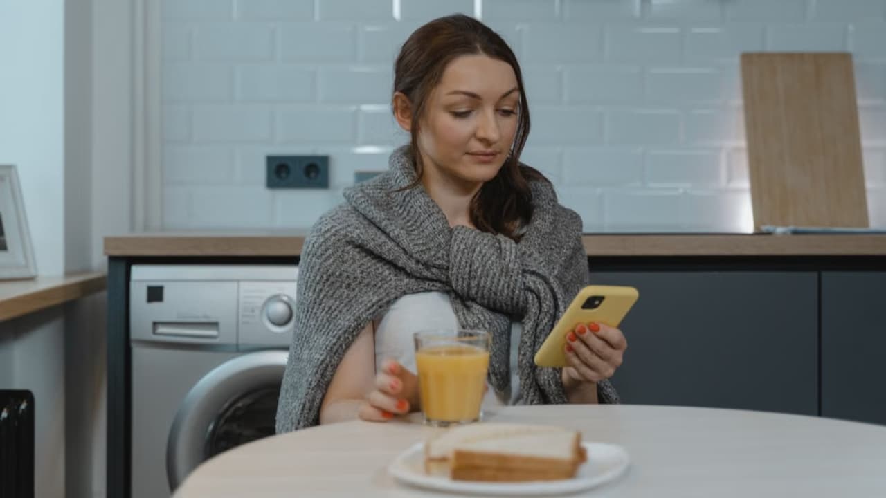 ಊಟ ಮಾಡುವಾಗ ಫೋನ್ ಬಳಸಿದ್ರೆ ಏನಾಗುತ್ತದೆ? ನಿಮಗೆ ಗೊತ್ತಿರದ ಅಚ್ಚರಿಯ ಸತ್ಯ ರಿವೀಲ್