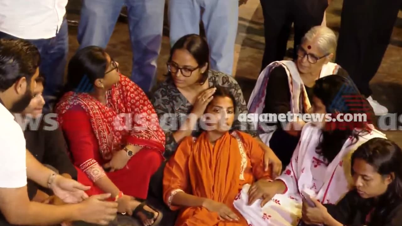 പാർലമെന്റ് സ്ട്രീറ്റ് സ്റ്റേഷന് മുന്നിൽ രാത്രി 10 മണിക്കൂർ നീണ്ട പ്രതിഷേധം; ആതിര, ജെബി മേത്തർ എംപി അടക്കമുള്ളവരെ കസ്റ്റഡിയിലെടുത്തു