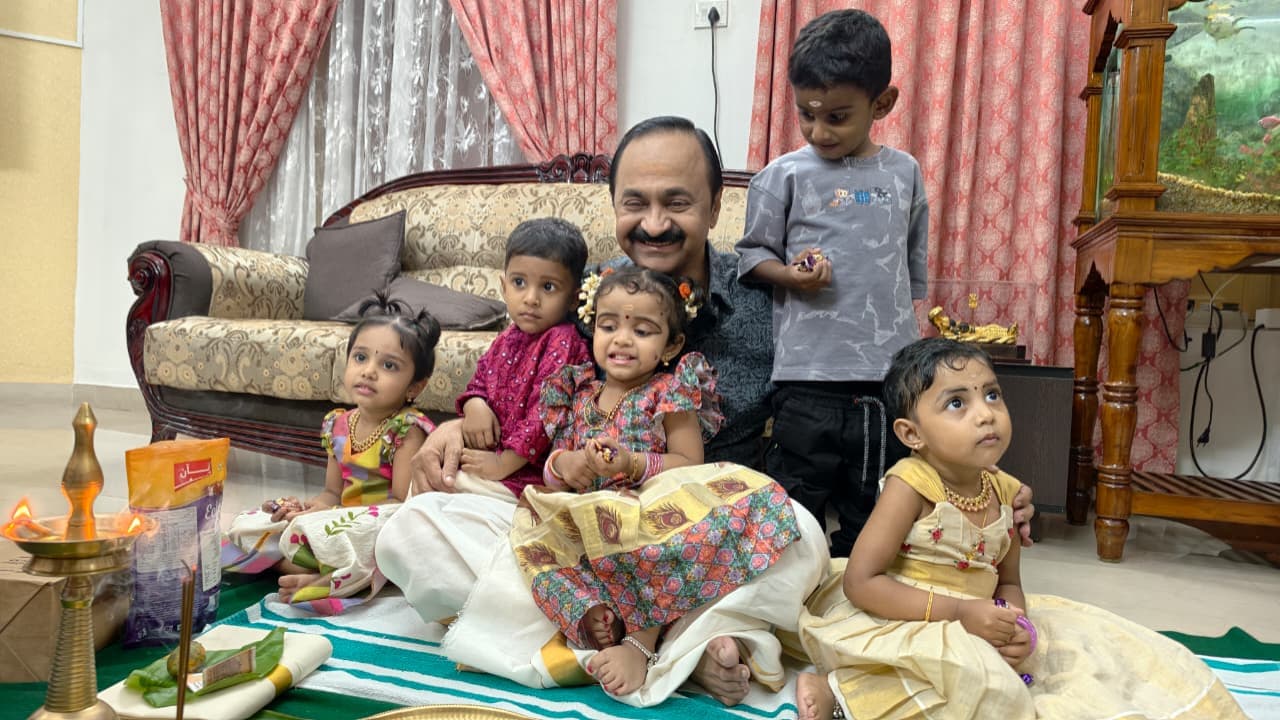 വിദ്യാരംഭത്തിന് ക്ലിഫ് ഹൗസിലില്ല, 4 കുട്ടികളെ മുൻകൂട്ടി എഴുത്തിനിരുത്തി മുഖ്യമന്ത്രി വി ഡി സതീശൻ