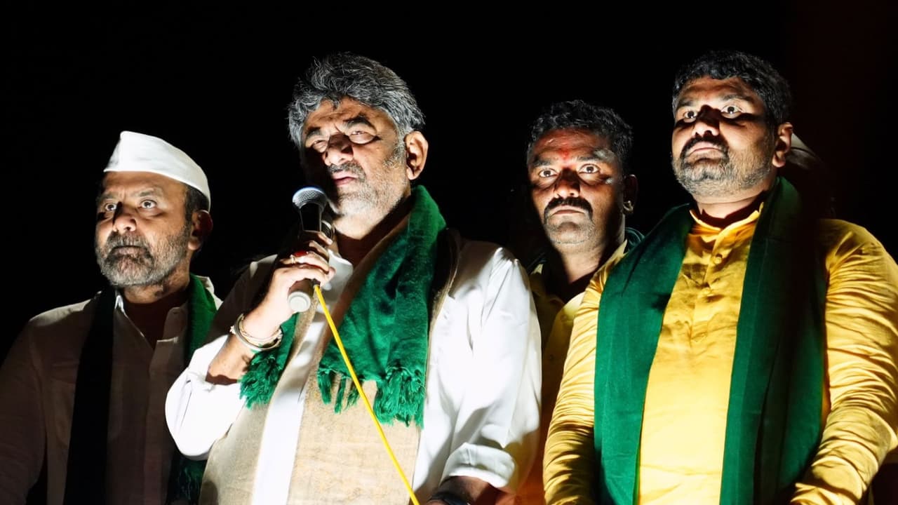 DK Shivakumar: ನಿಮ್ಮ ಪಾದಕ್ಕೆ ಬಿಳ್ತೀನಿ ಪಾದಯಾತ್ರೆ ನಿಲ್ಲಿಸಿ: ರೈತರಿಗೆ ಸ್ವತಃ ಡಿಕೆ ಮನವಿ