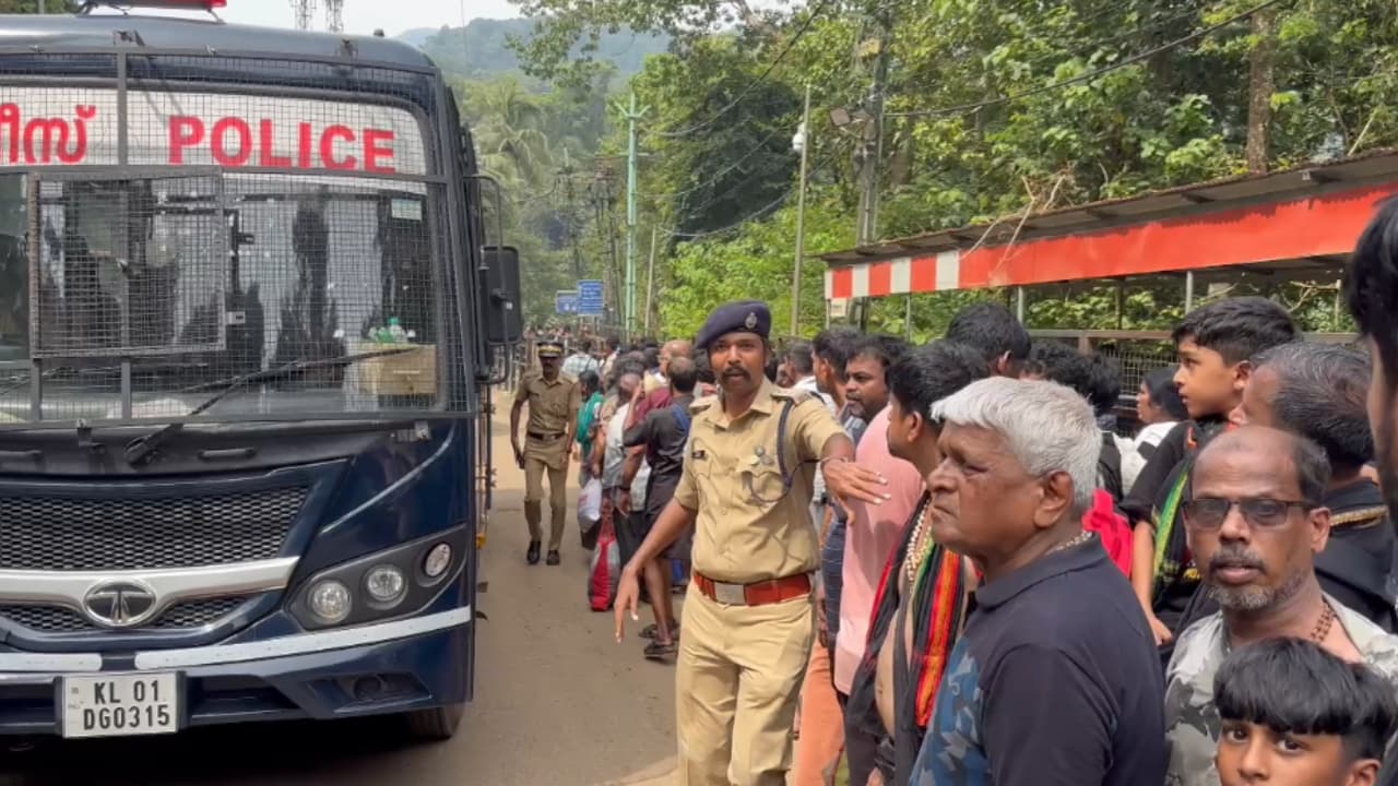 റോഡ് പണി, ബസുകൾ കുറവ്; ശബരിമല തീർഥാടകർക്ക് സഹായവുമായി പൊലീസ്, എസ്പിയുടെ ഇടപെടലിൽ പൊലീസ് ബസ്സിൽ തീർഥാടകരുടെ യാത്ര