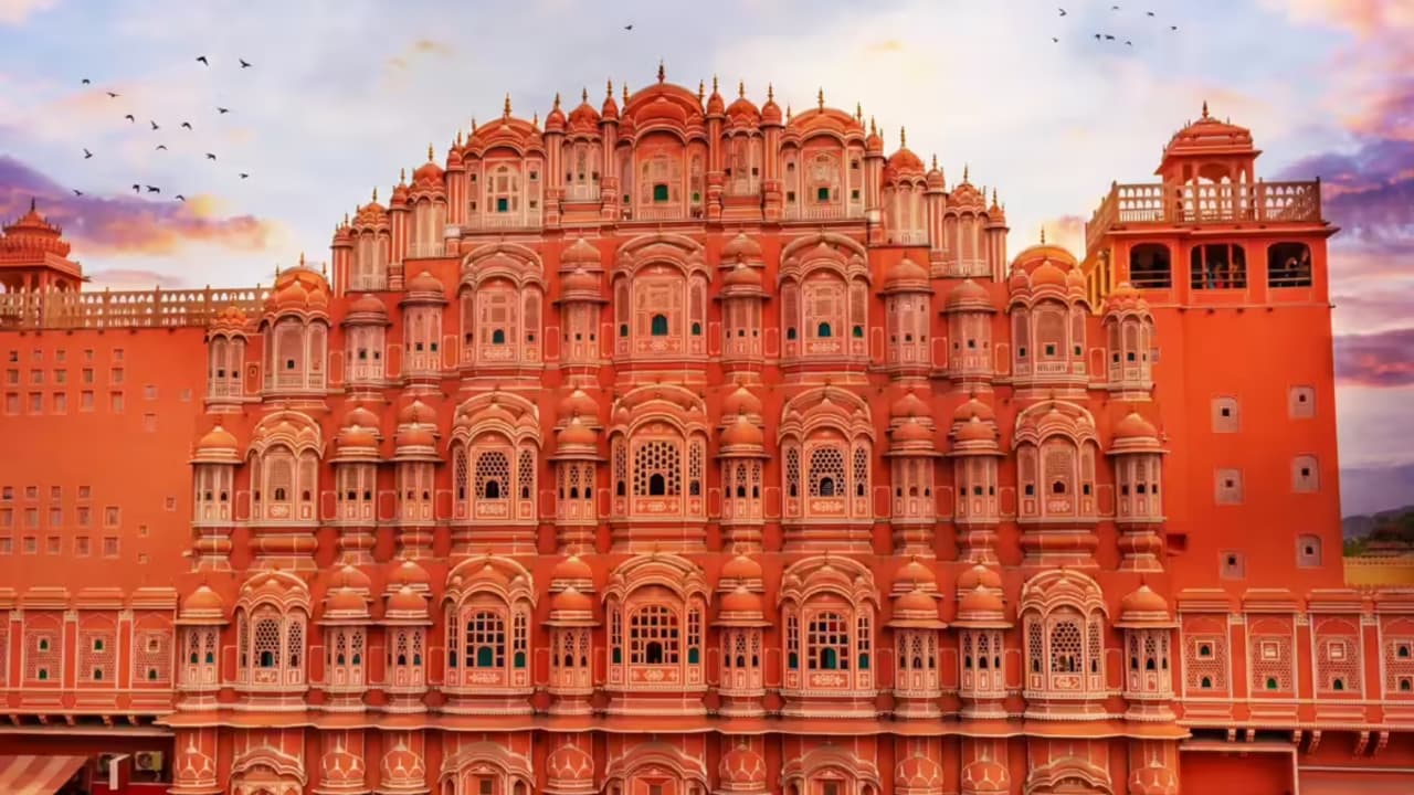 ಶ್ರೀಕೃಷ್ಣನ ಕಿರೀಟದಂತೆ ಕಾಣುವ ಹವಾ ಮಹಲ್: ಜೈಪುರದ ಈ ಪ್ರಸಿದ್ಧ ಅರಮನೆಯ ರೋಚಕ ಕಥೆ ಮಿಸ್ ಮಾಡ್ಬೇಡಿ?
