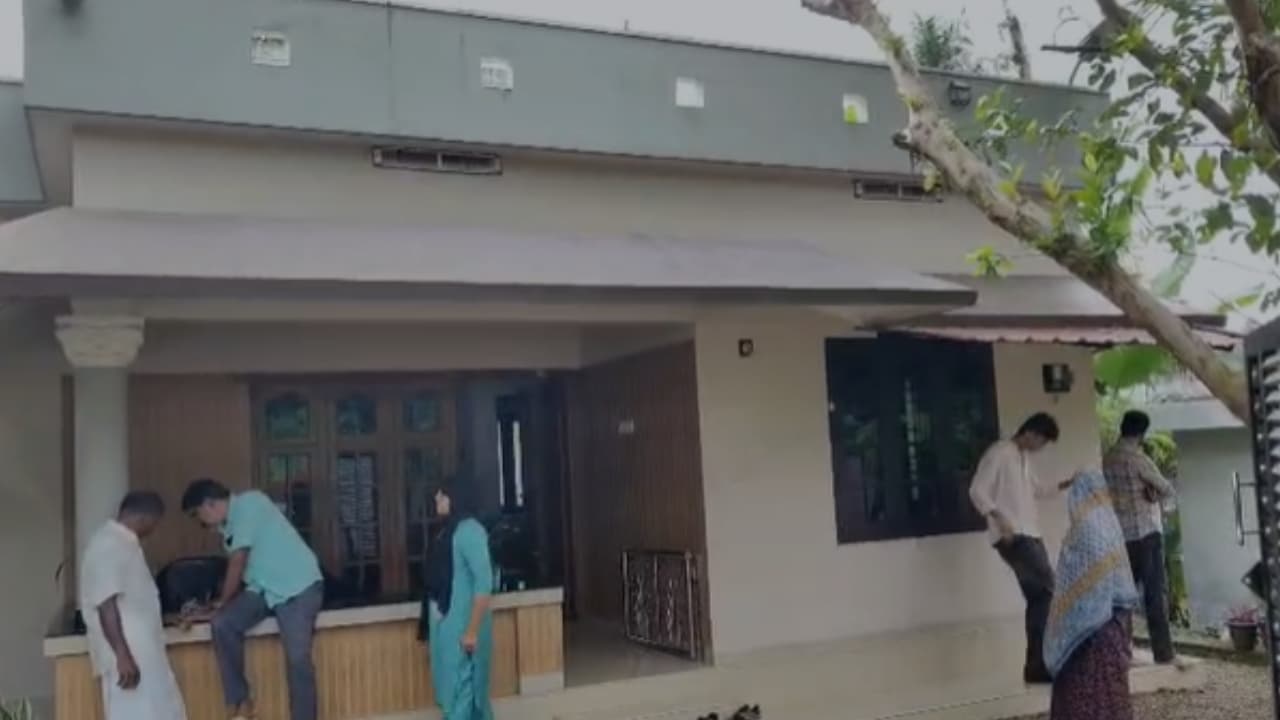 കള്ളനെ പേടിച്ച് വീട്ടിലെ അലമാരയ്ക്ക് മുകളിൽ സ്വർണം സൂക്ഷിച്ചു, പക്ഷേ പണി പാളി; സൂക്ഷിച്ച 7 പവൻ മോഷണം പോയി