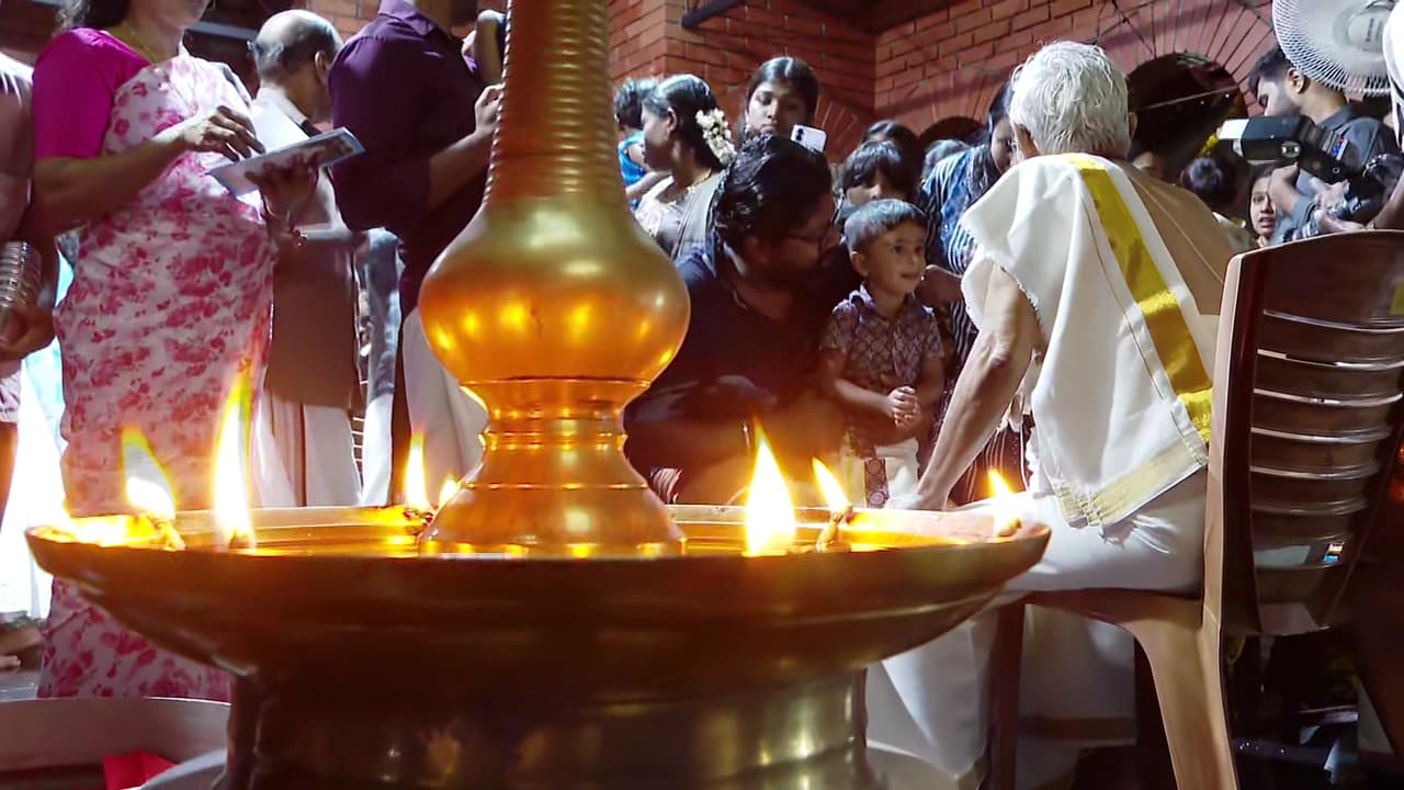 ആദ്യാക്ഷരം കുറിച്ച് കുരുന്നുകൾ,കൊല്ലൂർ മൂകാംബിക ക്ഷേത്രത്തിൽ വൻ ഭക്തജനപ്രവാഹം, സംസ്ഥാനത്ത് വിവിധ ഇടങ്ങളിൽ വിദ്യാരംഭച്ചടങ്ങുകൾ തുടങ്ങി.