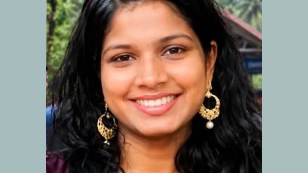 പൂജാ അവധിക്ക് നാട്ടിലെത്തിയതിന് പിന്നാലെ അപകടം; വടകരയില് വന്ദേഭാരത് ട്രെയിന് തട്ടി പിജി വിദ്യാര്ത്ഥിനിക്ക് ദാരുണാന്ത്യം