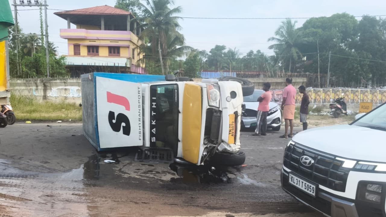 പിക്കപ്പ് വാനും ഇലക്ട്രിക് കാറും കൂട്ടിയിടിച്ച് കാർ യാത്രക്കാരിക്ക് പരിക്കേറ്റു