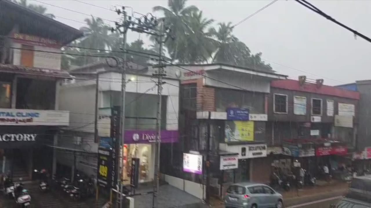 കനത്ത മഴയ്ക്കും കാറ്റിനും സാധ്യത, കോഴിക്കോട് ജില്ലയിൽ അടിയന്തര ജാഗ്രത നിർദേശം, വിനോദസഞ്ചാര കേന്ദ്രങ്ങളിൽ നിയന്ത്രണം