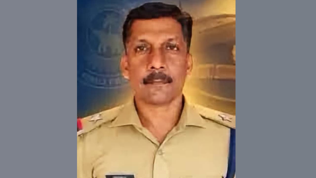 കാൻസർ ചികിത്സയ്ക്കായി കരുതിവെച്ച പണം യാത്രക്കിടെ നഷ്ടമായി; വീട്ടമ്മയ്ക്ക് സ്വന്തം ശമ്പളം നൽകി മാതൃകയായി പൊലീസ് ഉദ്യോഗസ്ഥൻ
