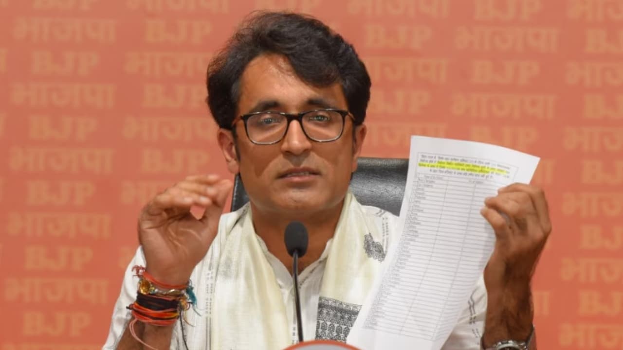 'കോൺഗ്രസിനുള്ളിൽ രാഹുൽ - പ്രിയങ്ക പോര്'; റെയ്ഹാൻ്റെ ഫോട്ടോ പ്രദർശന വിവാദത്തിൽ പ്രതികരിച്ച് ബിജെപി വക്താവ്