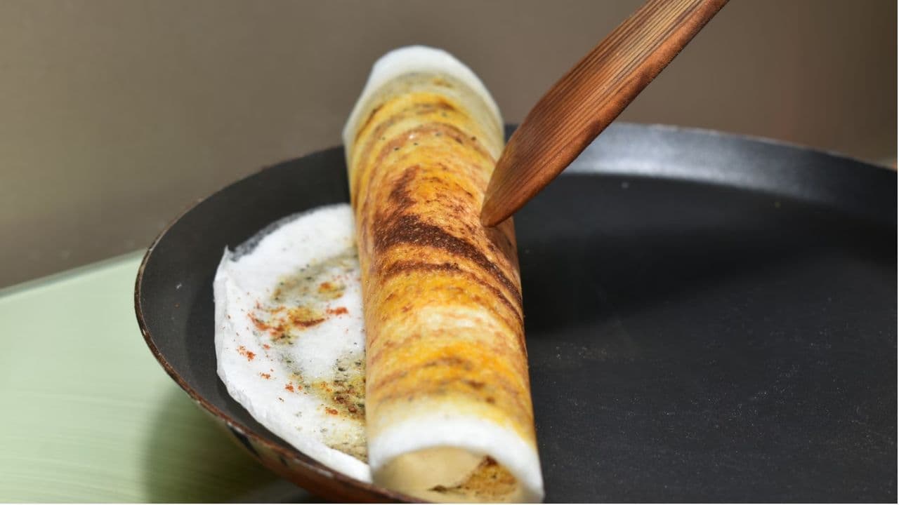 Food: ದೋಸೆ ಕಲ್ಲಿಗೆ ಅಂಟಿಕೊಳ್ಳುತ್ತಿದೆಯೇ? ಹೋಟೆಲ್ ಶೈಲಿಯ ಗರಿಗರಿ ದೋಸೆ ಮನೆಗೆ ಮಾಡಲು ಇಲ್ಲಿದೆ ಸಿಂಪಲ್ ಟಿಪ್ಸ್!