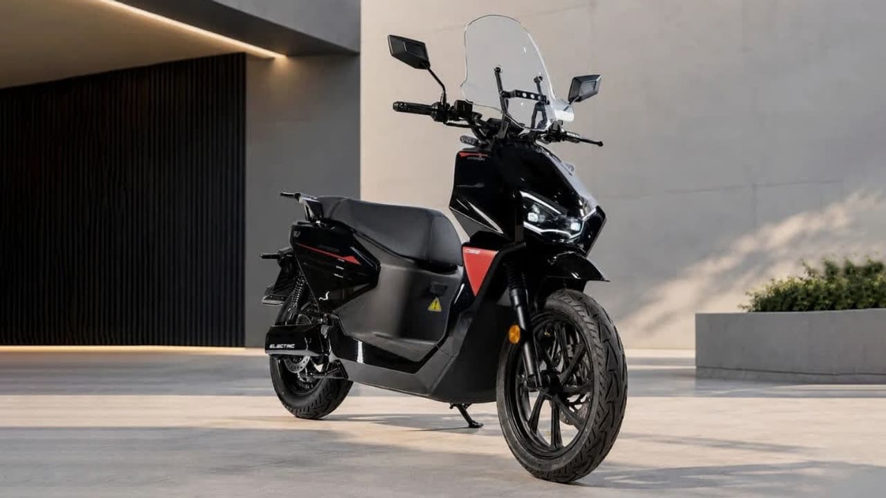 ஒரே சார்ஜில் 250 கி.மீ., கழற்றி மாட்டும் பேட்டரி.. ரூ.1.20 லட்சத்தில் களமிறங்கிய 'வி.எல்.எஃப் ஸ்ட்ரேடா' இ-ஸ்கூட்டர்!
