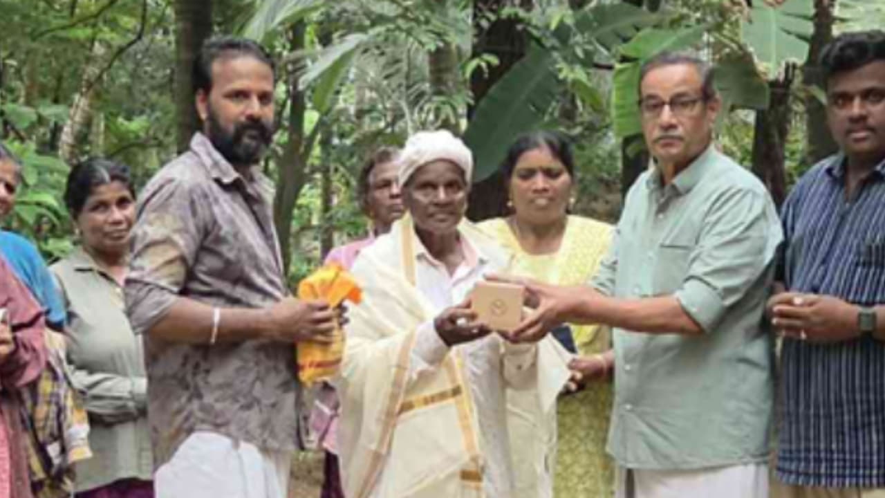 രണ്ടുവര്‍ഷം മുമ്പ് മനയില്‍നിന്ന് നഷ്ടപ്പെട്ട ലോക്കറ്റ്, പറമ്പിൽ ജോലിക്കിടെ കിട്ടിയത് തൊഴിലുറപ്പ് തൊഴിലാളികൾക്ക്, തിരികെ നൽകി മാതൃക