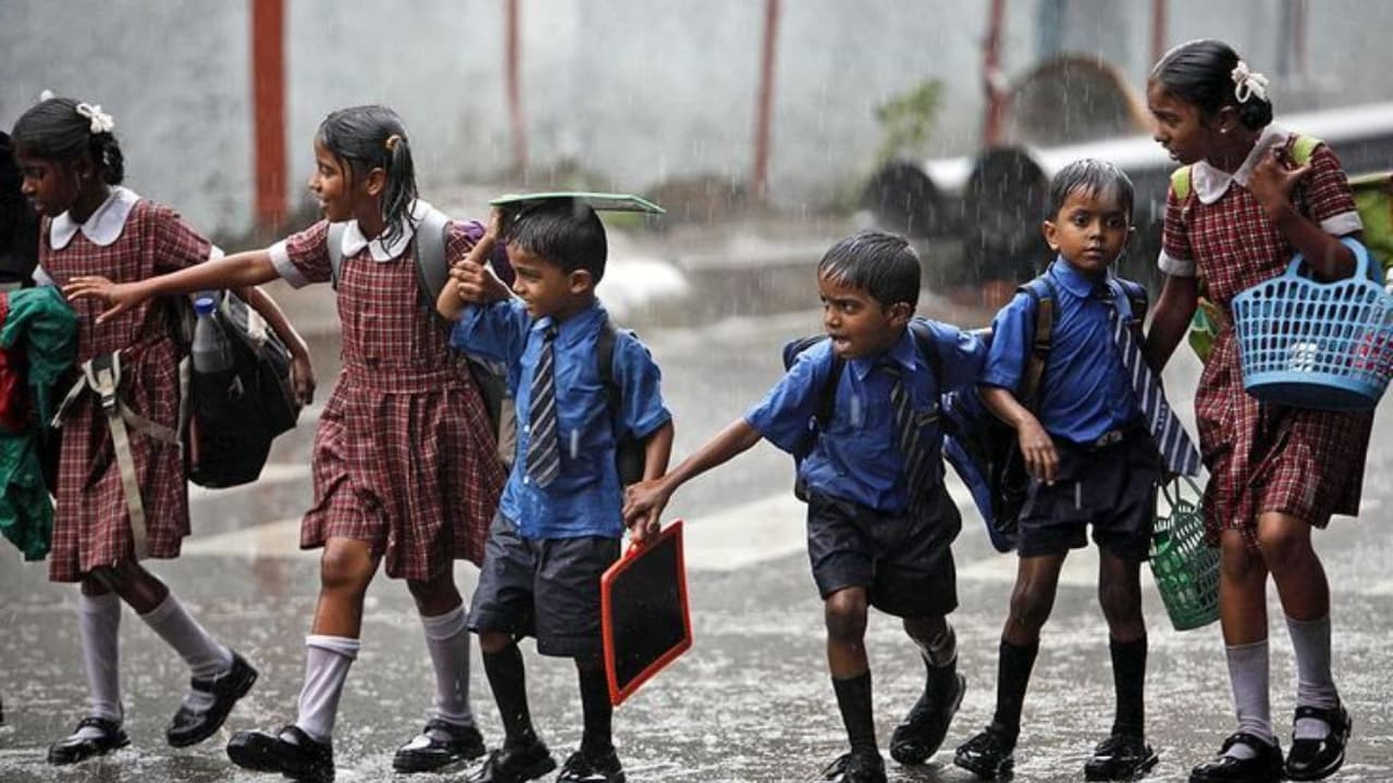 School Holiday : இன்று பள்ளிகளுக்கு விடுமுறை அறிவிப்பு.. எந்தெந்த மாவட்டங்கள் தெரியுமா?