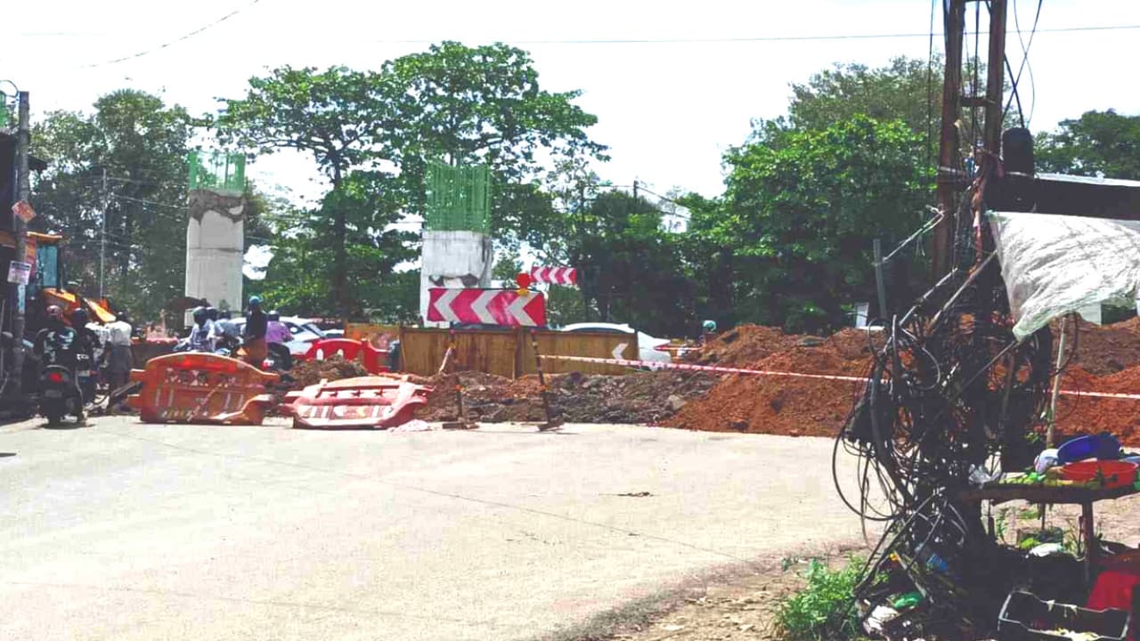 തുറവൂരിൽ മുന്നറിയിപ്പില്ലാതെ റോഡ് പൊളിച്ചു; ഗതാഗതം സ്തംഭിച്ചു