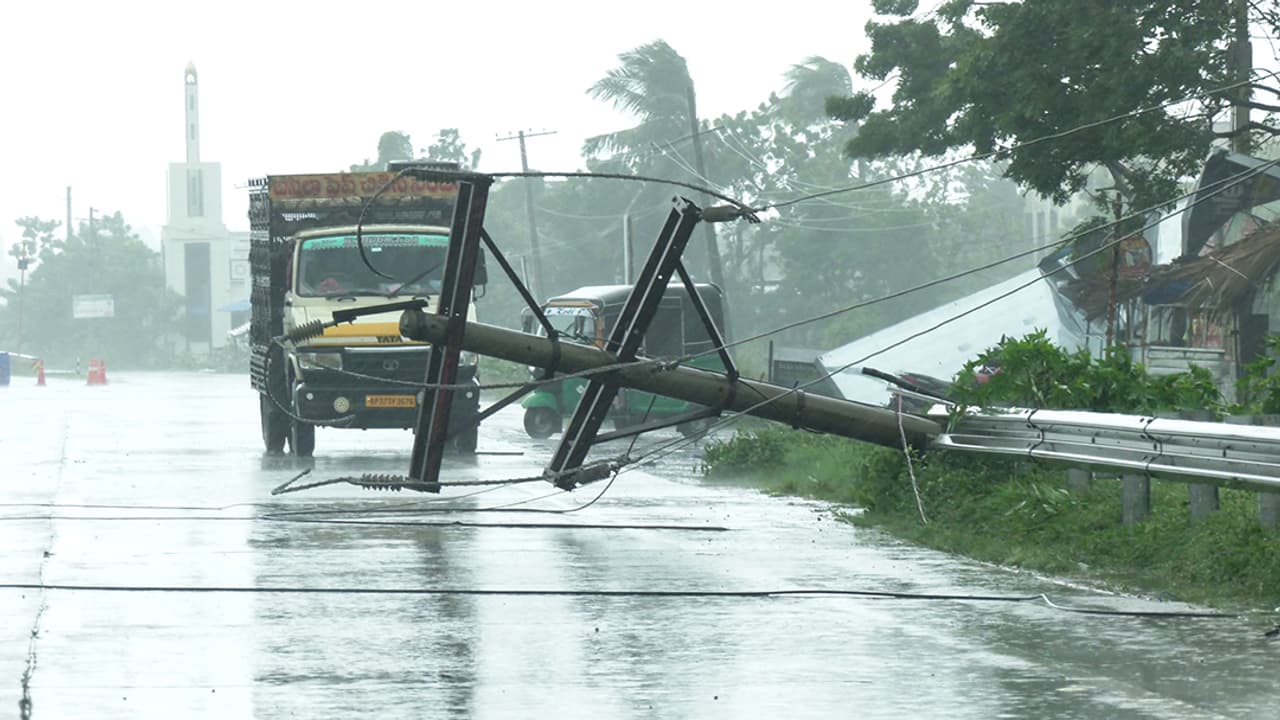Static Ele Cyclone Arnab Updates: 5 Dead as Storm Batters Andhra Coast, Disrupts ...