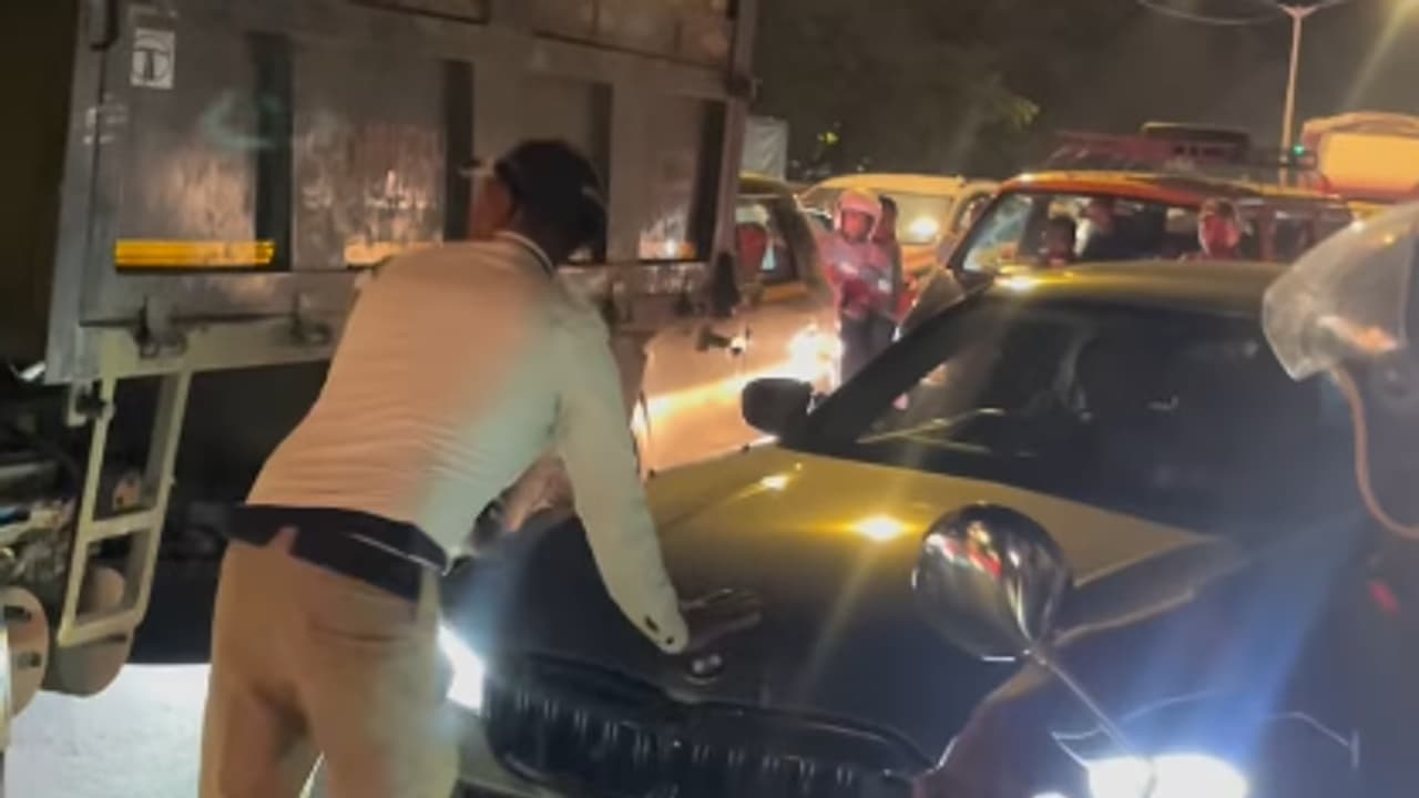 Viral Video: Woman Tries To Run Over Cops After Hitting Three Vehicles In Mumbai! (WATCH)