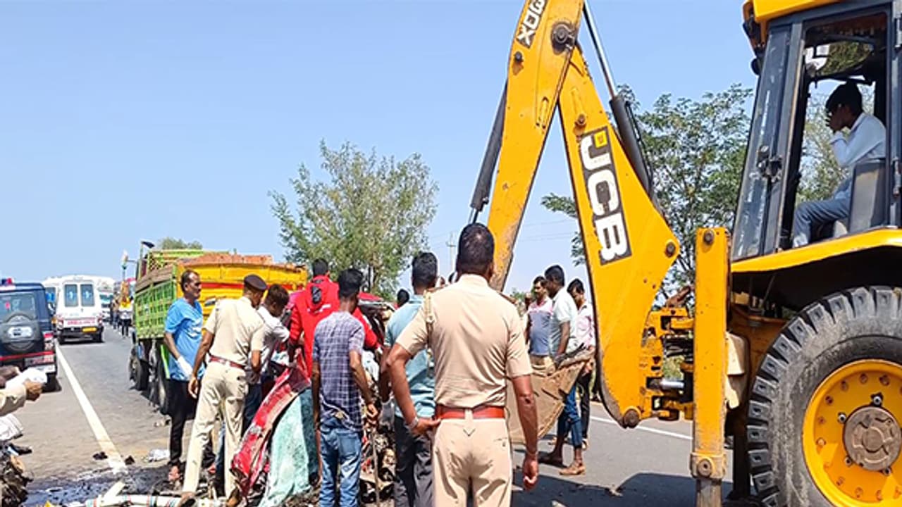 Five family members killed in car-truck collision | Asianet Newsable