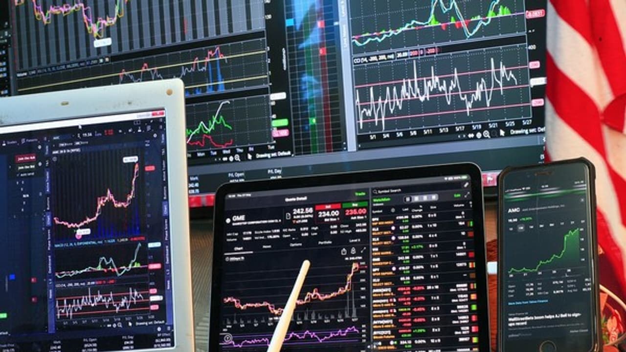 Trump Tariffs Spark Stock Selloff in US, Europe; Tech Giants Hit Hard
