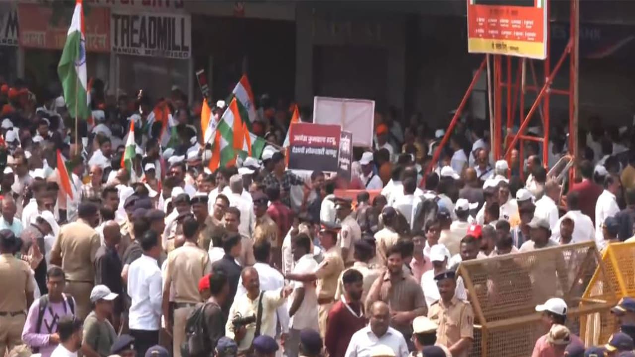 मुंबईत ठाकरे बंधूंचा संयुक्त मोर्चा, CEC राजीनाम्याची मागणी