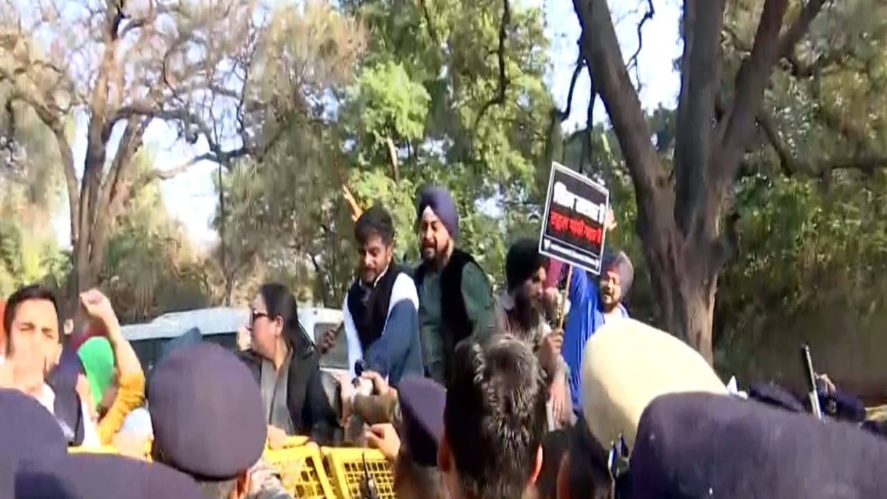 Delhi BJP protests Rahul Gandhi's 'traitor' remark, demands apology