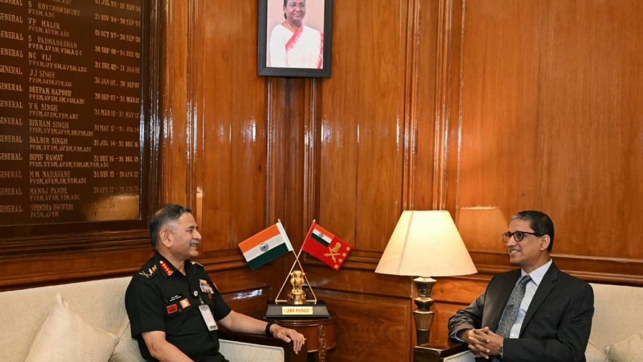 Bangladesh High Commissioner meets Indian Army Chief on defence ties