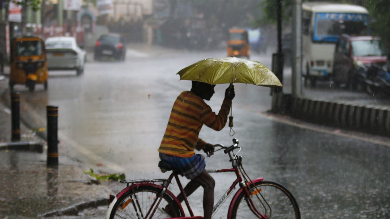 Delhi weather: Thunderstorm, strong winds forecast for tonight