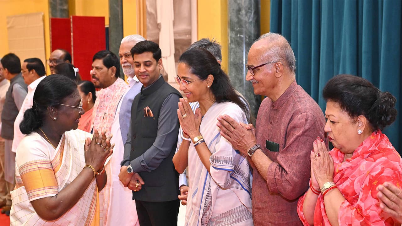 President Murmu hosts MPs for breakfast; Delhi LG Sandhu calls on her