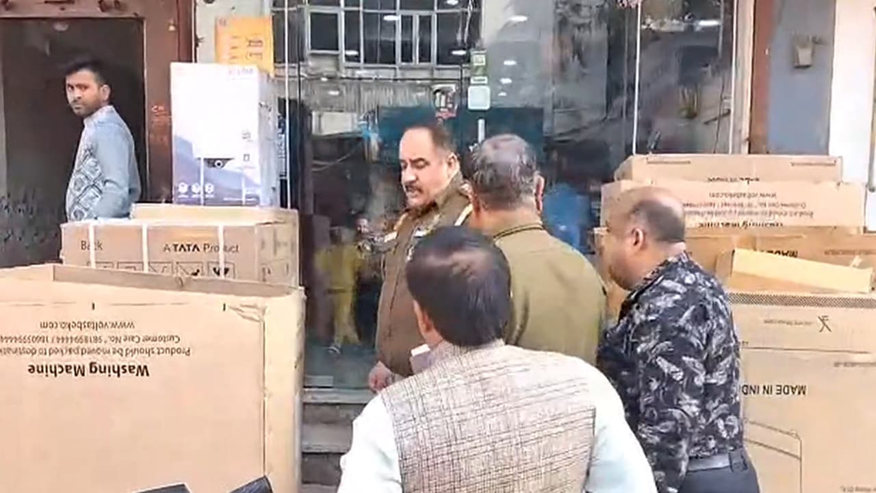 Delhi: Shop employee saves woman who jumped from hotel with cartons