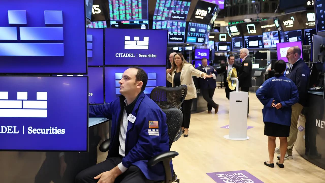 Nasdaq, S&P 500 Futures Skyrocket As Market Eyes Another Weekly Gain — Apple, Amazon Rally On Earnings