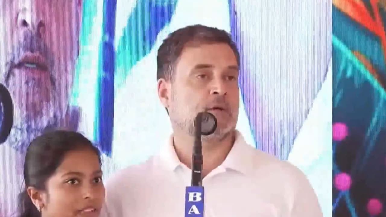 Rahul Gandhi lauds 'fearless' Keralam women, vows free bus travel