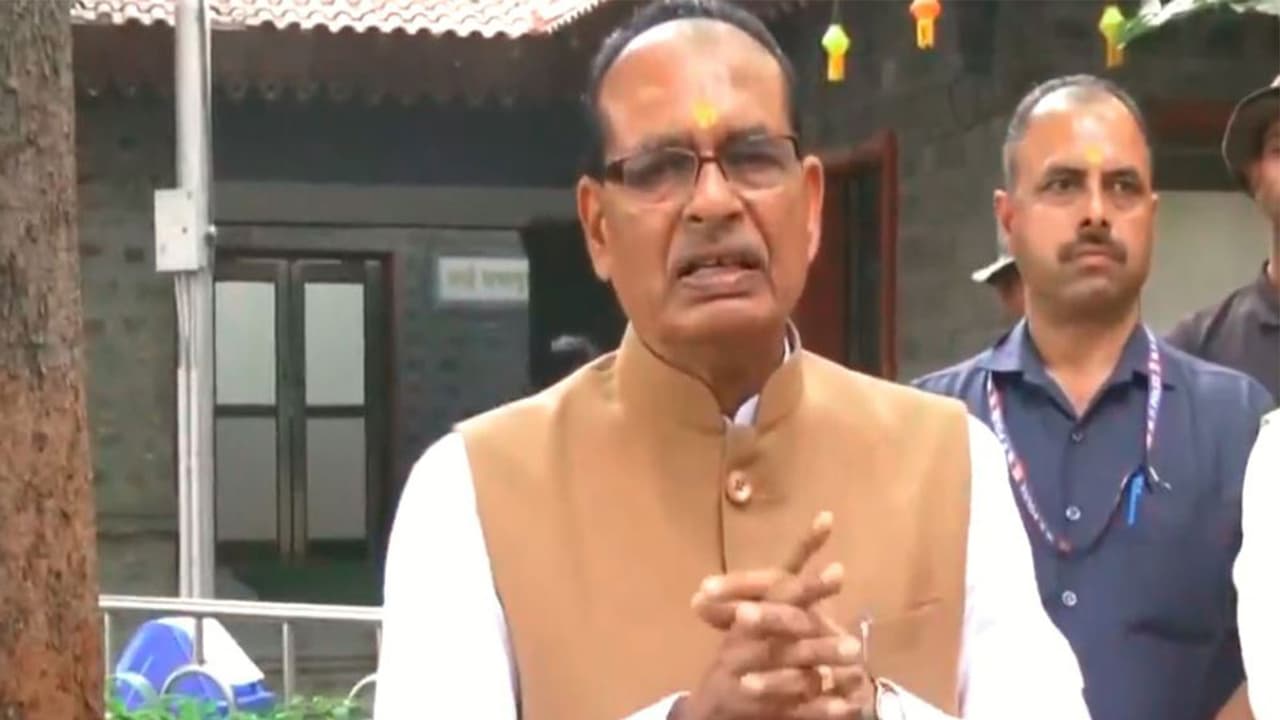 Shivraj Chouhan prays for farmers, 'Ladli sisters' at Nashik temple