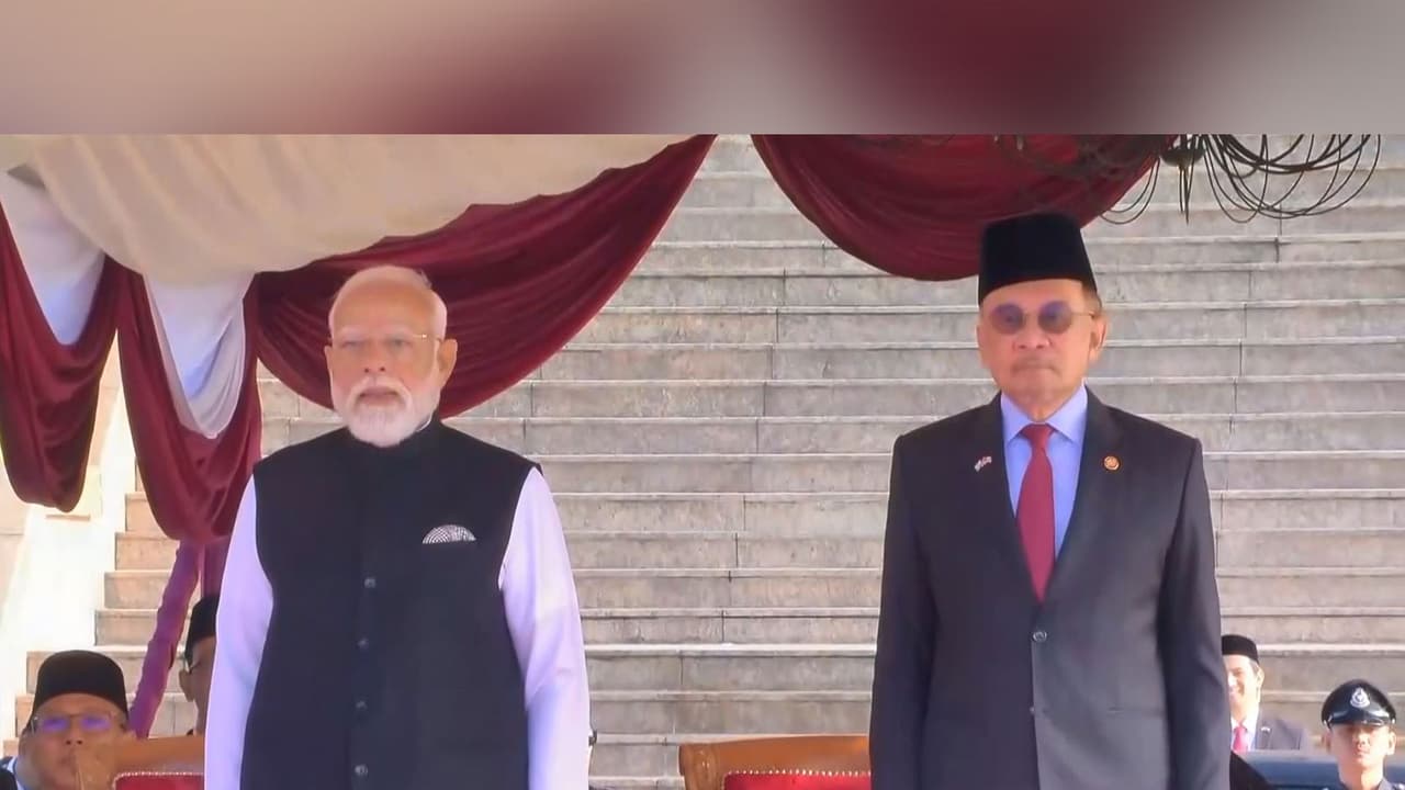 PM Modi receives ceremonial welcome from PM Anwar Ibrahim in Malaysia