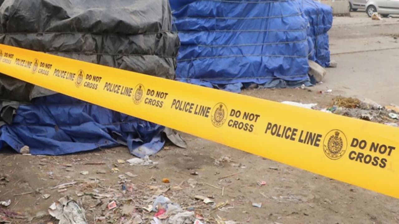 Massive fire in Delhi's Rithala slum claims life of 17-year-old girl ...