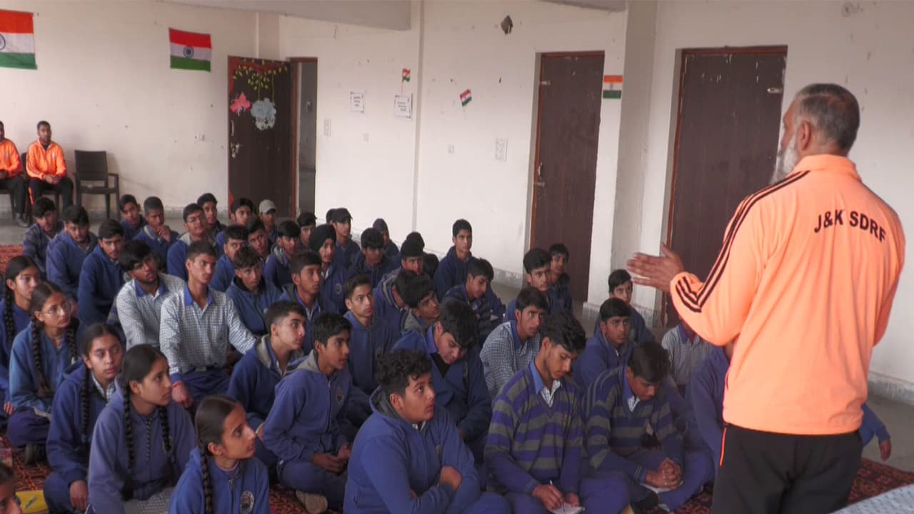 Udhampur: SDRF, Civil Defence train school students in lifesaving skills