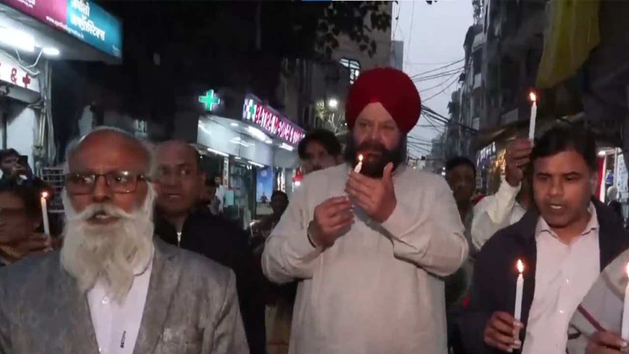 Delhi blast victims remembered; BJP MLA, traders hold candle march