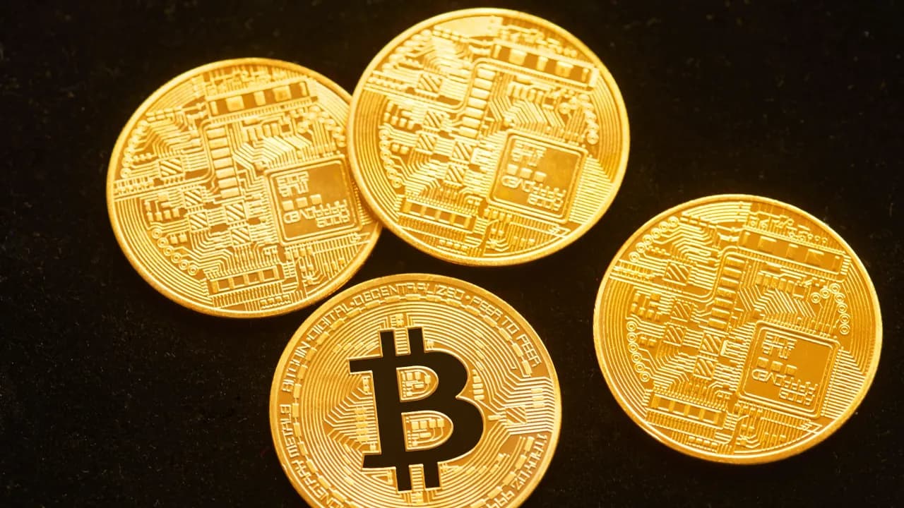 Bitcoin ‘On Sale’? Michael Saylor Gets Bullish, But Peter Schiff Fires Back: ‘Wait Until The Strategy Going Out Of Business Sale’