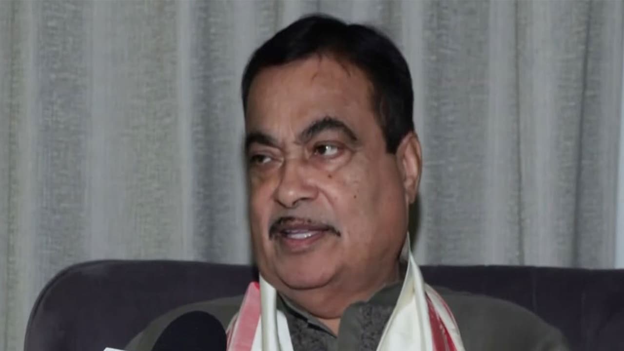 Gadkari slams Opposition for 'communalising' Assam immigrant issue
