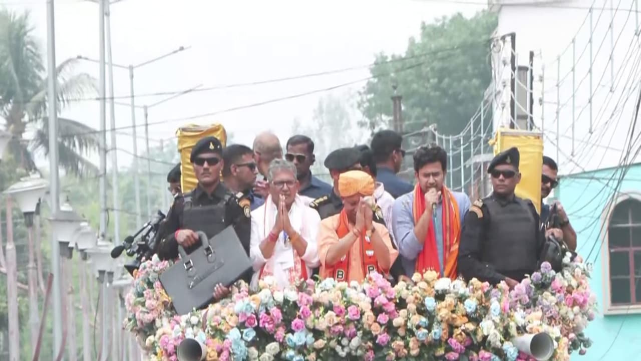 Yogi Adityanath holds roadshow in Kalyani for BJP ahead of final phase ...