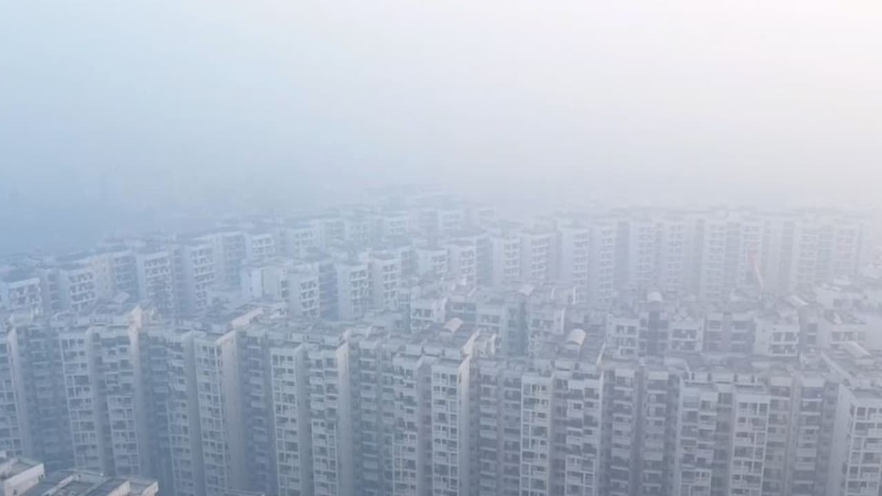 Delhi air quality deteriorates further, several areas in 'severe' zone