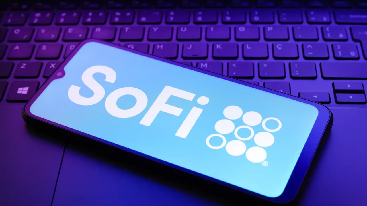 Cathie Wood's ARK Bought Over 200K SOFI Shares On Small Business Loan Launch Day: Analyst Says Don't Expect Quick Results