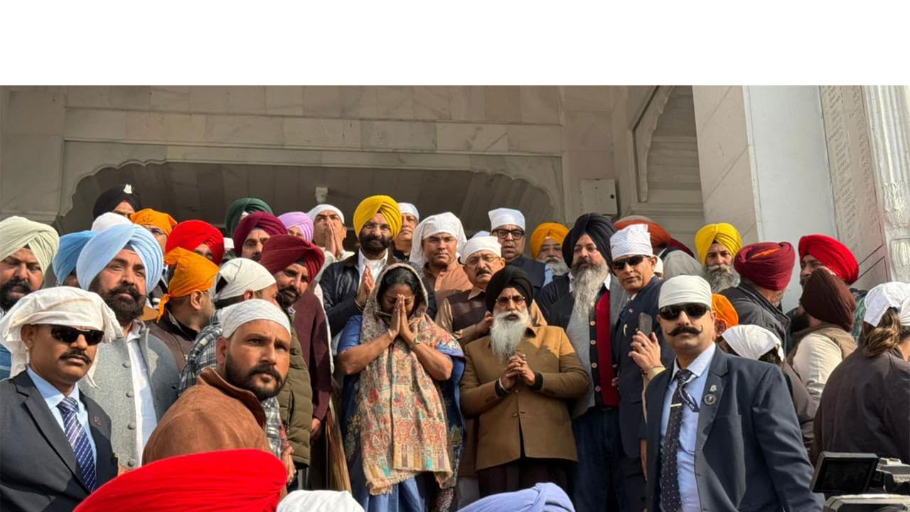 Delhi CM, cabinet colleagues pray at Amritsar's Golden Temple