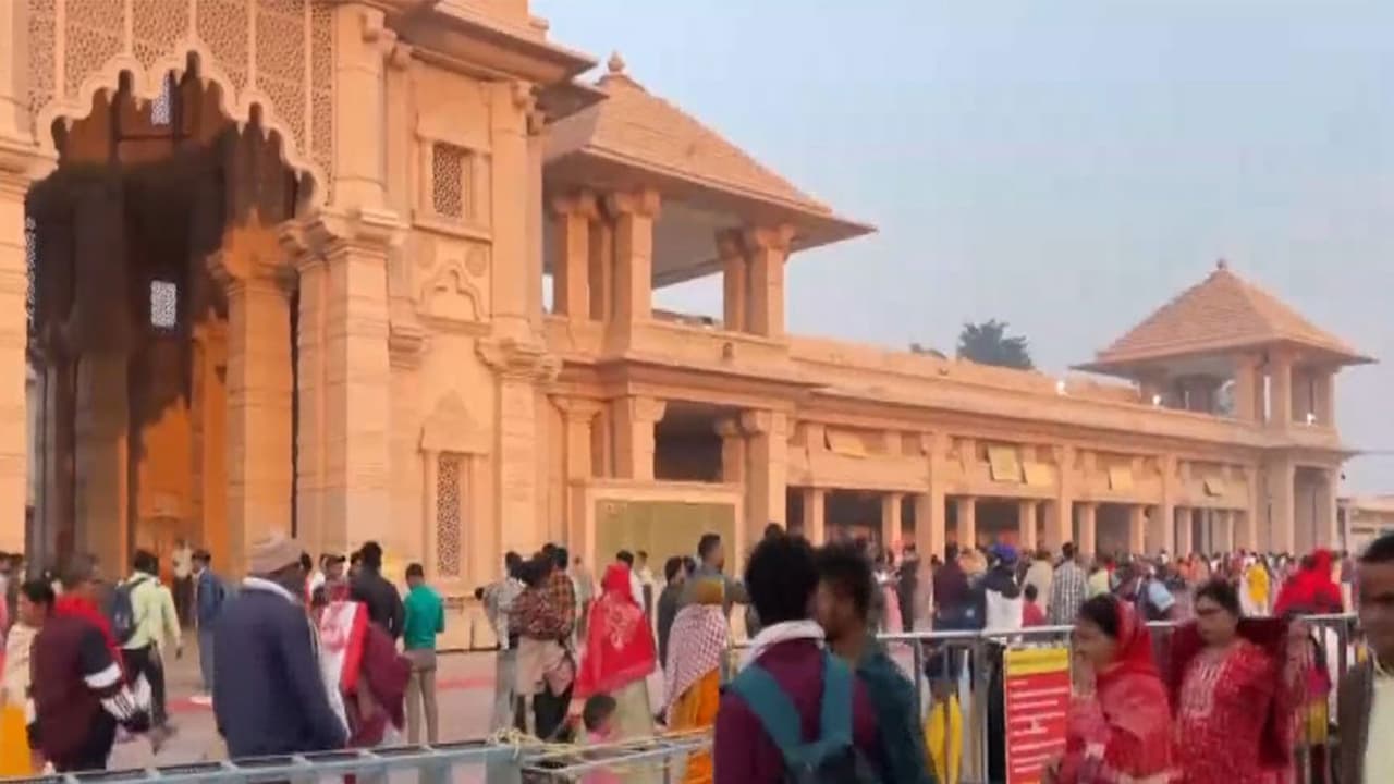 Ayodhya: Devotees throng Ram temple for 'dhwaj' ceremony ahead of PM ...