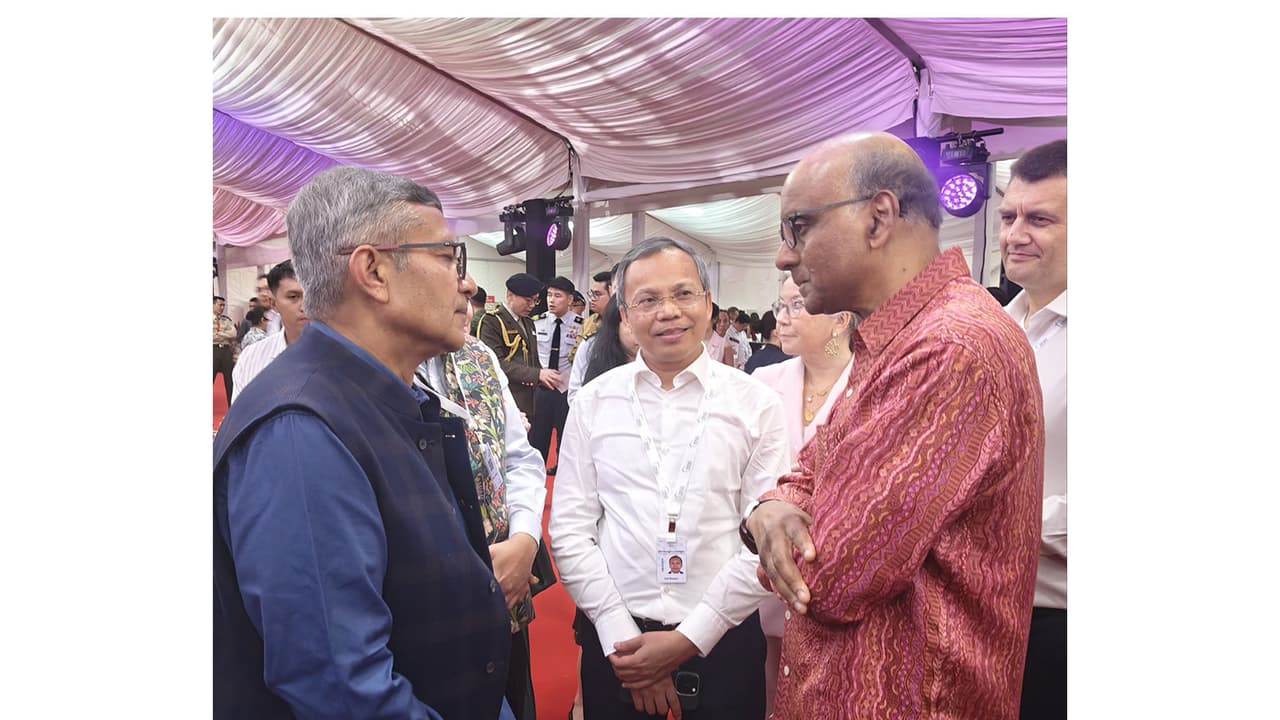 Defence Secretary meets Singapore President at Shangri-La Dialogue