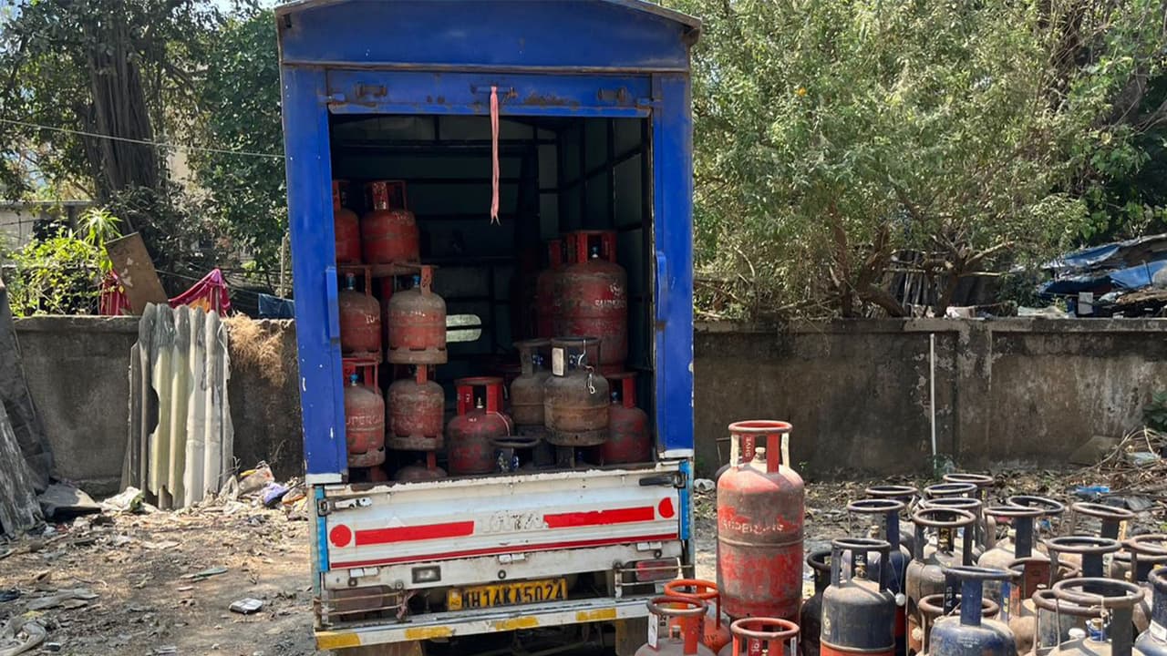 Mumbai: Gas cylinder black marketing gang busted in Worli; stock seized